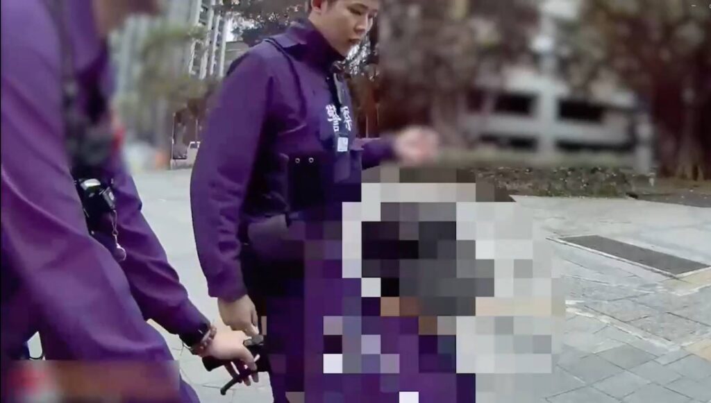 員警協助行動不便男子先行返回派出所。(圖／記者薛秀蓮 翻攝)
