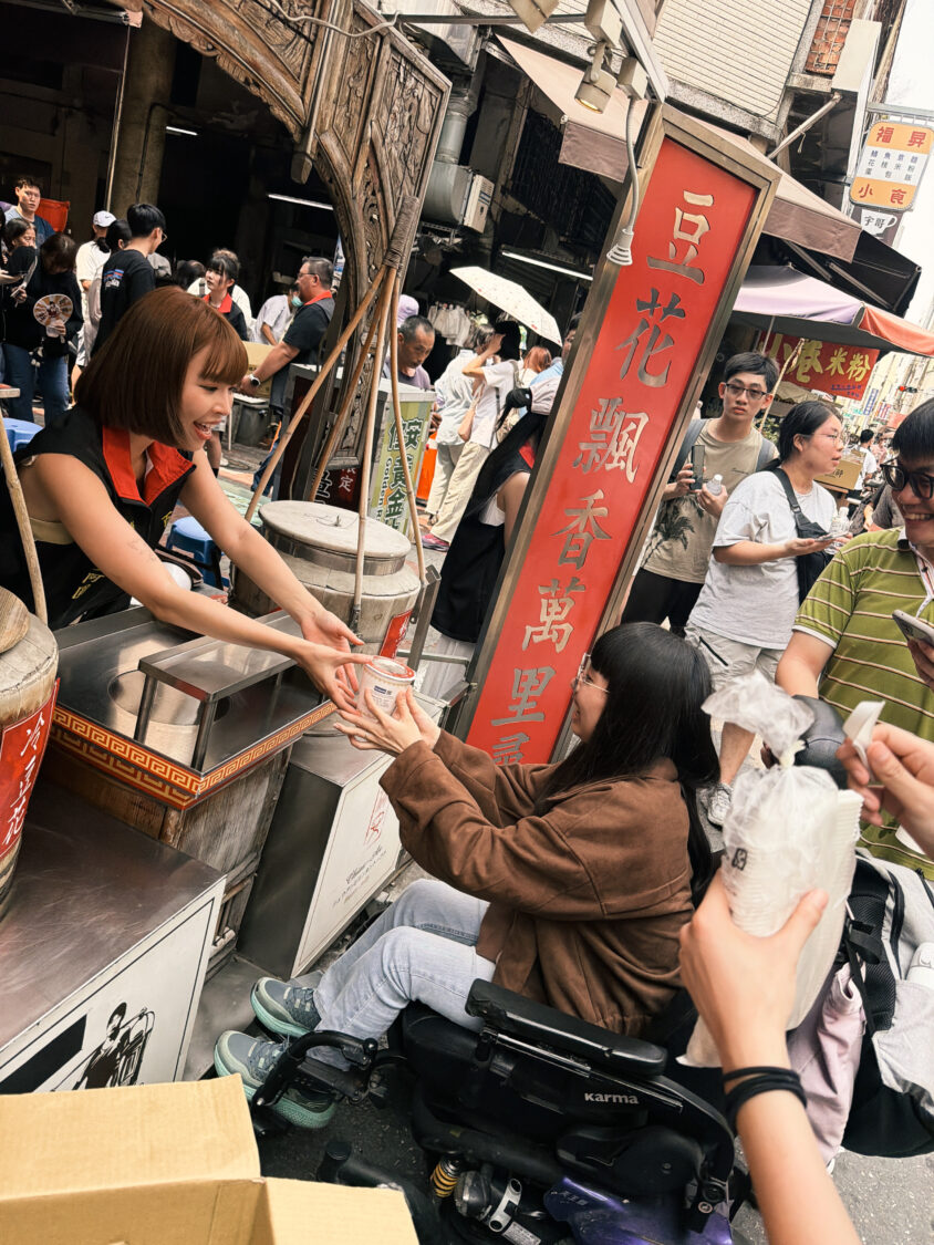 粉絲坐輪椅也來力挺阿圓衝百萬企劃。(圖/三艾創意有限公司 提供)