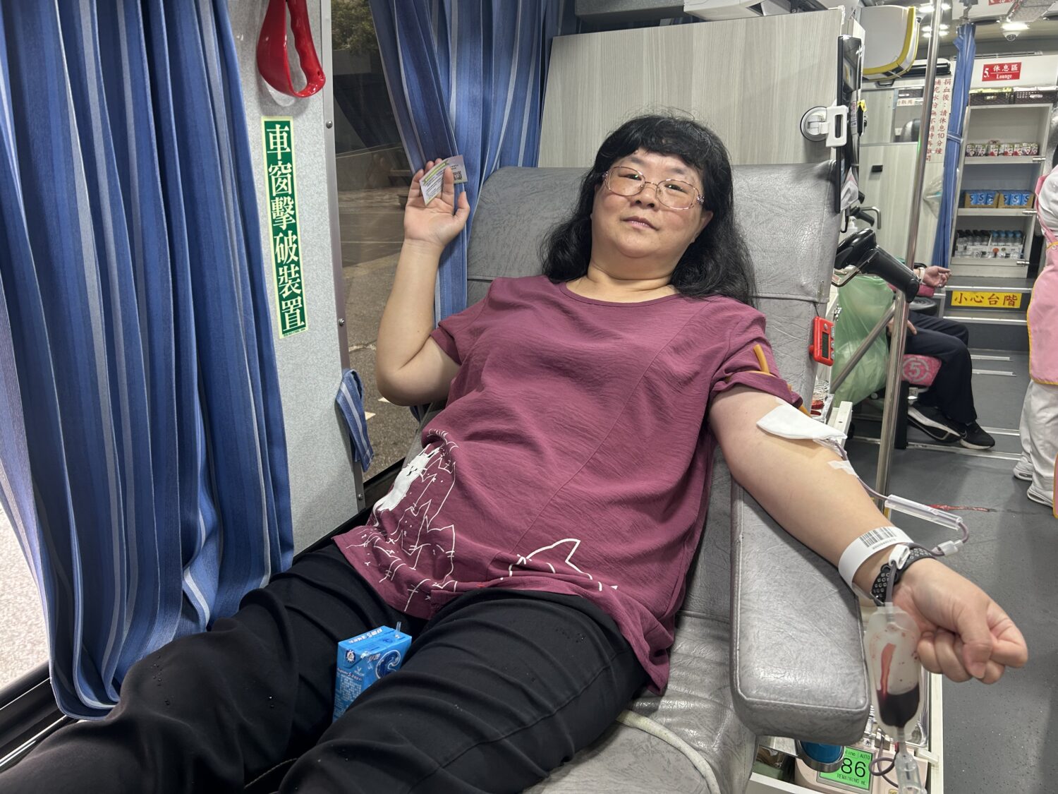活動雖然氣候不佳，但仍有不少民眾挽袖響應。（記者陳世軒攝）