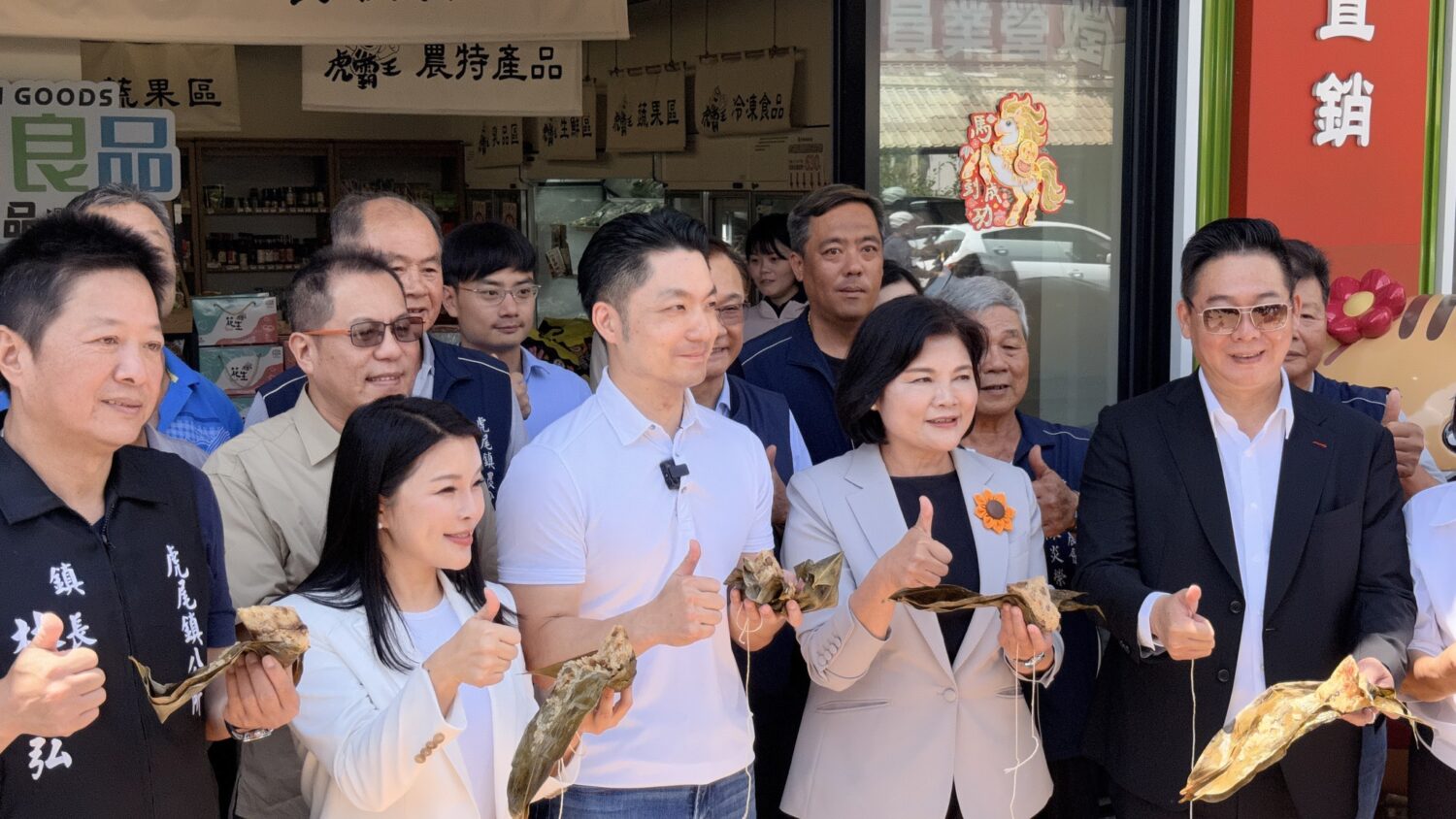 蔣萬安（中）、張麗善（右二）力推虎尾花生粽。（圖／記者 張泓笙翻攝）