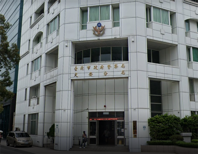 北市大安分局瑞安派出所此刻正遭檢調搜索中。（記者徐煜勝翻攝）