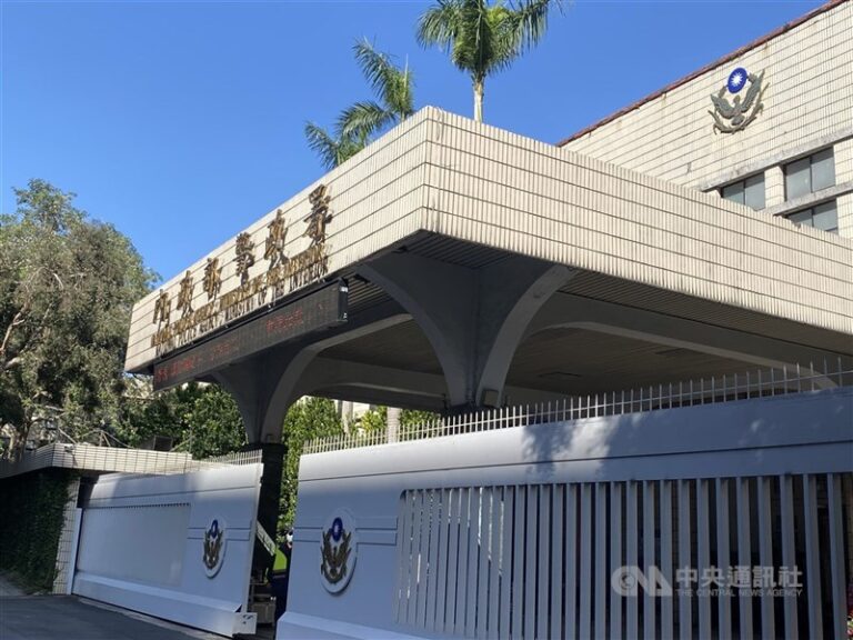 警政署一名林姓警務正亦遭檢調帶走。(記者徐煜勝翻攝)