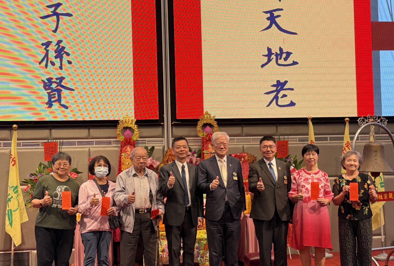 新竹市林姓宗親會舉辦敬老活動，理事長與幹部現場發放紅包向長者致意，展現尊老敬賢與宗族關懷精神。（圖／記者林照東攝）
