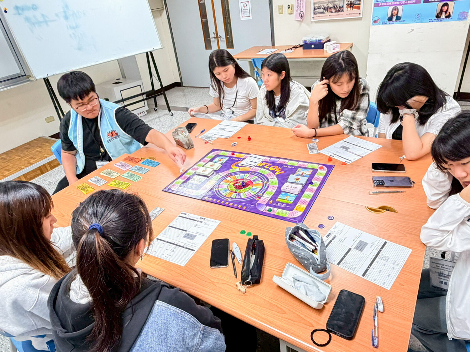 學員透過桌遊模擬學習金融知識與市場運作，將國際金融概念轉化為實務應用能力。（圖／明新科大提供）
