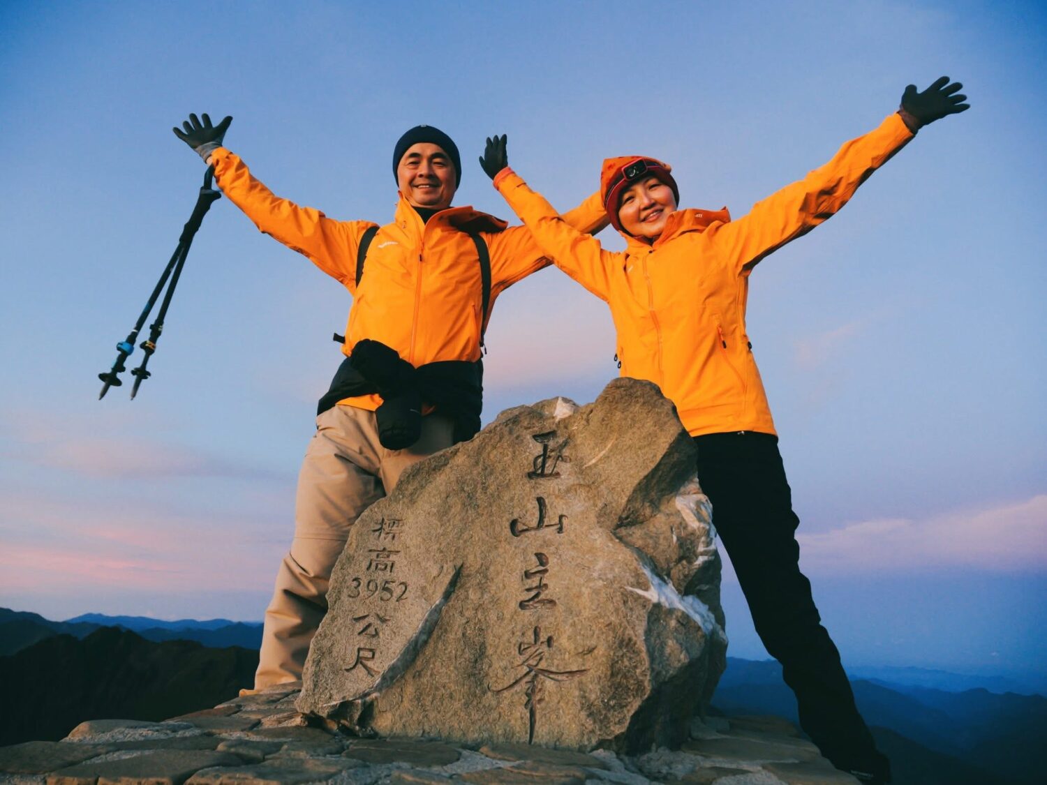 邱銘乾與夫人登上海拔3952公尺玉山主峰，以「挑戰自我、堅持到底」象徵帶領台灣獅友走向國際的信念。（圖／記者林照東翻攝）