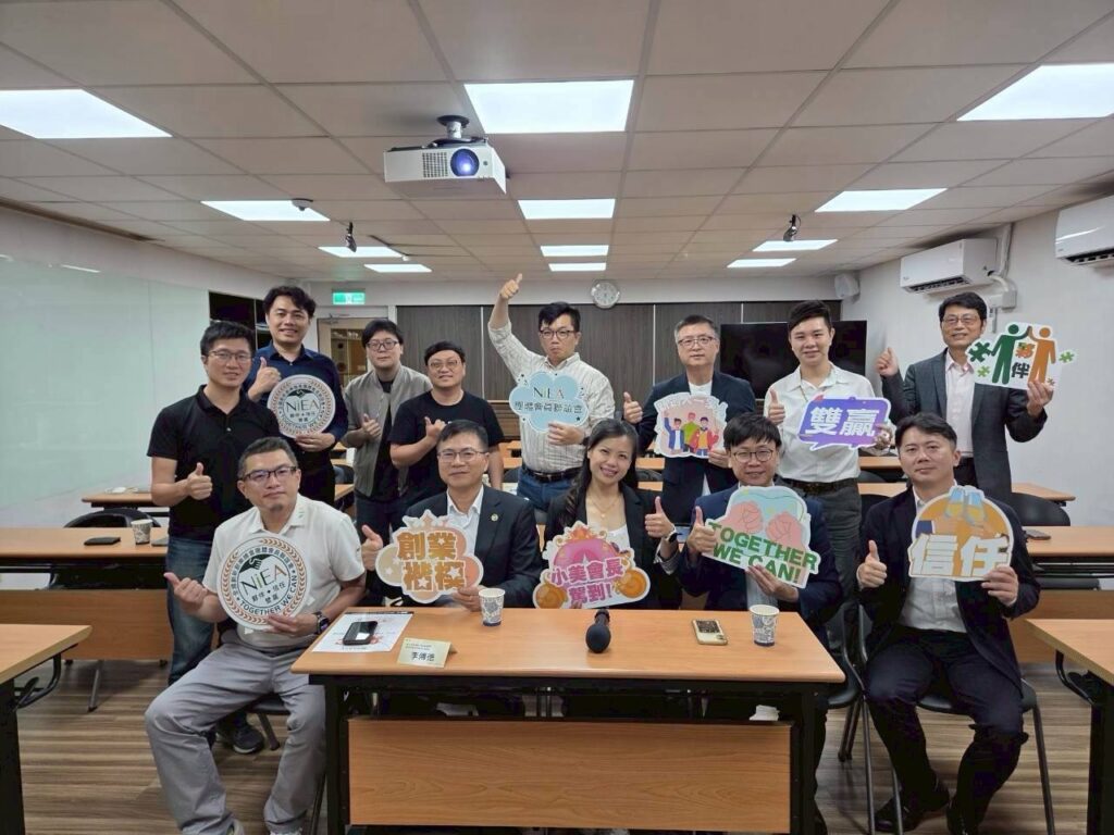 數位產業小聯盟產業交流會圓滿落幕，與會企業代表齊聚一堂合影留念。（圖/新創總會提供。）