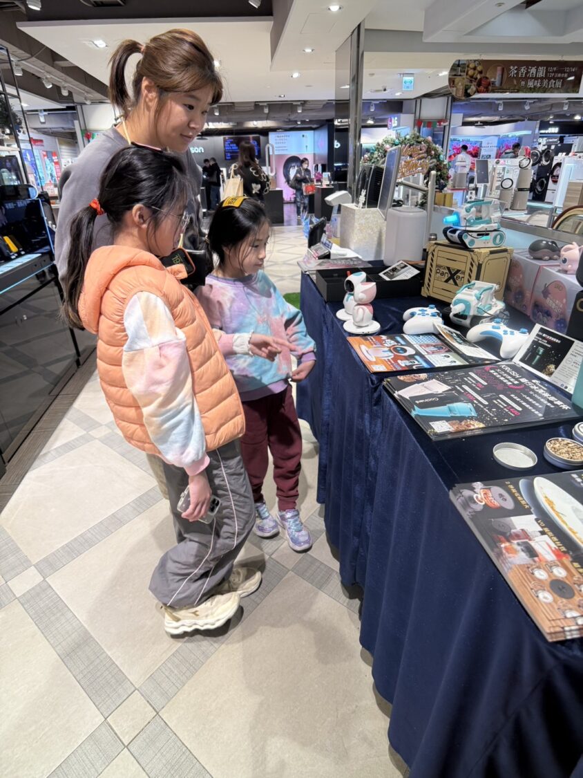  消費者於通路現場選購品牌商品，桑田家透過多元產品線與情境式展示提升消費體驗。（圖／桑田家提供）