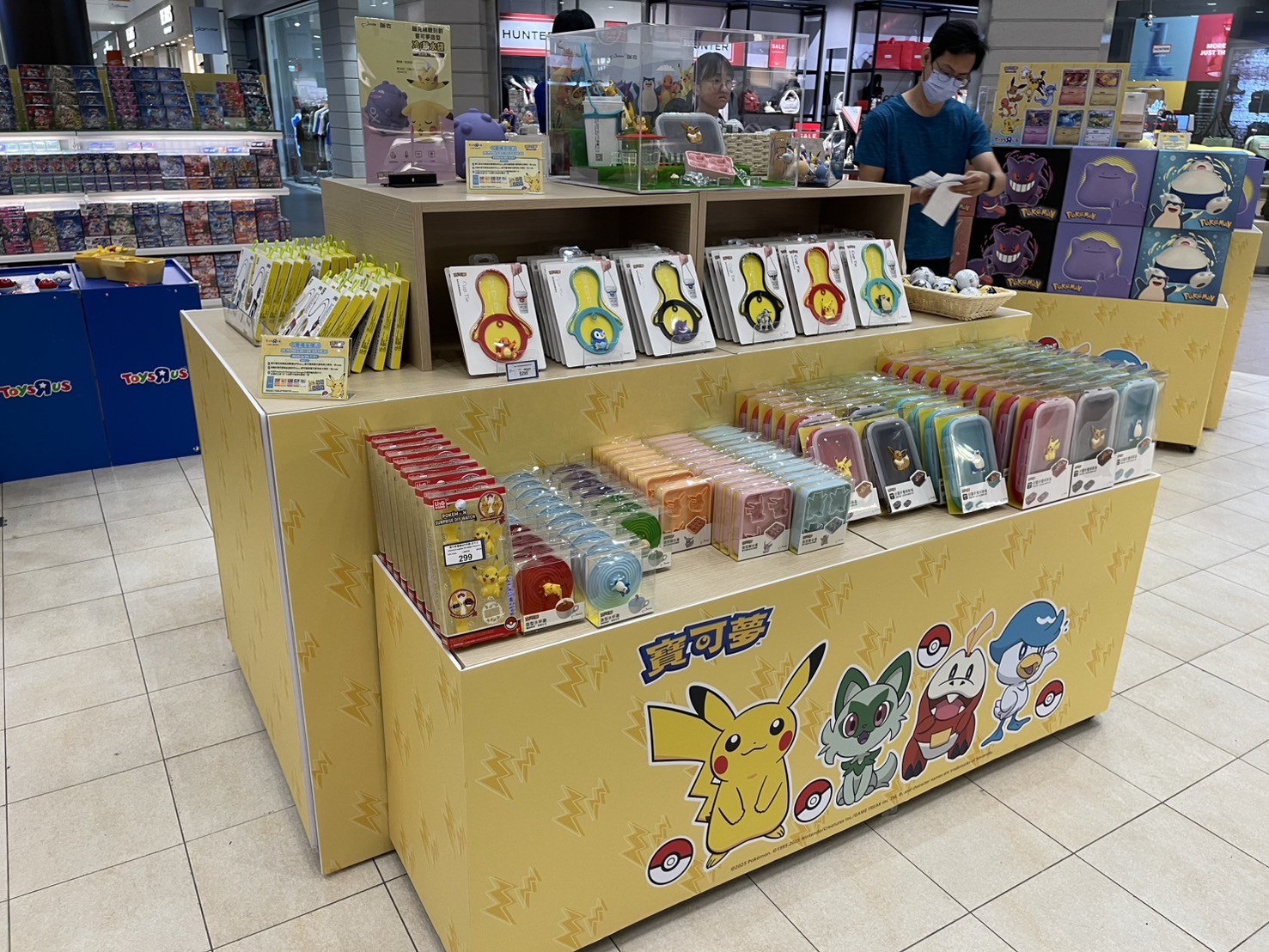 寶可夢授權周邊商品於通路現場展示販售，展現桑田家在生活設計與IP商品經營布局。（圖／桑田家提供）