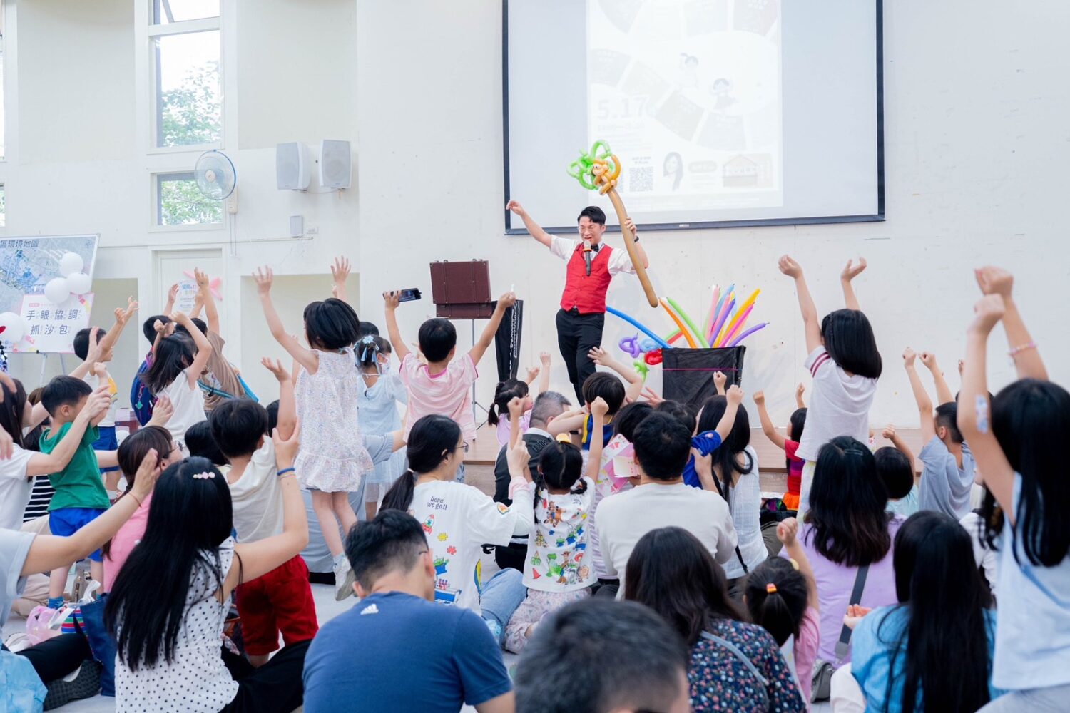 「幸福加倍親子童趣園遊會」安排氣球互動表演與親子闖關活動,吸引眾多家庭熱情參與,現場笑聲不斷。(圖/林妤芬團隊提供)