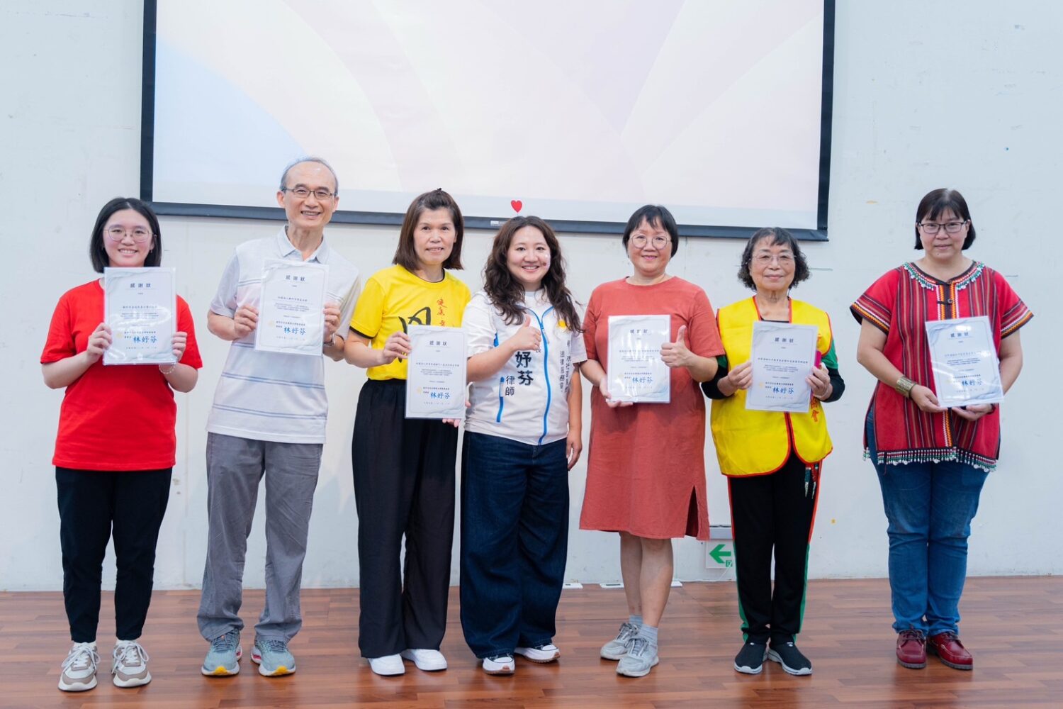 活動現場邀請多個公益與社福團體共同參與支持,左起分別為世界領袖和平教育基金會大專青年團、世界領袖和平教育基金會社青團醫界聯誼會、社團法人中華民國梅門一氣流行養生學會、林妤芬、財團法人新竹市愛恆社會福利基金會、社團法人新竹市腎友協會及新竹市原住民身心障礙者協會代表,共同推動兒童權利保障與公益理念。(圖/林妤芬團隊提供)