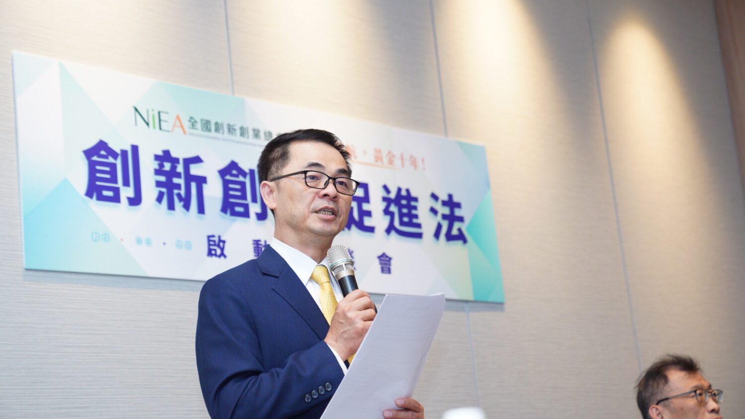 邱銘乾總會長代表新創總會,啟動創新創業促進法推動工作。(圖/新創總會提供)