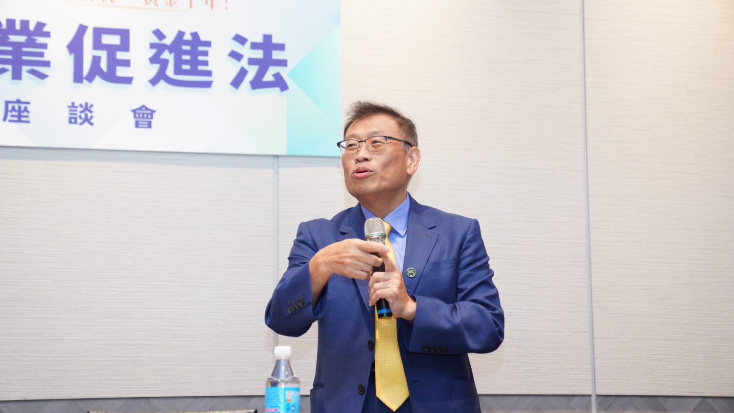 謝戎峰(全國創新創業總會秘書長),說明修法推動方向。(圖/新創總會提供)