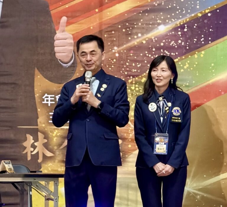 國際獅子會MD300B複合區2025-2026年度年會中,2027-2029年度國際理事當選人邱銘乾上台致詞,感謝全體獅友支持,並喊話未來持續團結服務,讓世界看見台灣。(圖/記者林照東攝)