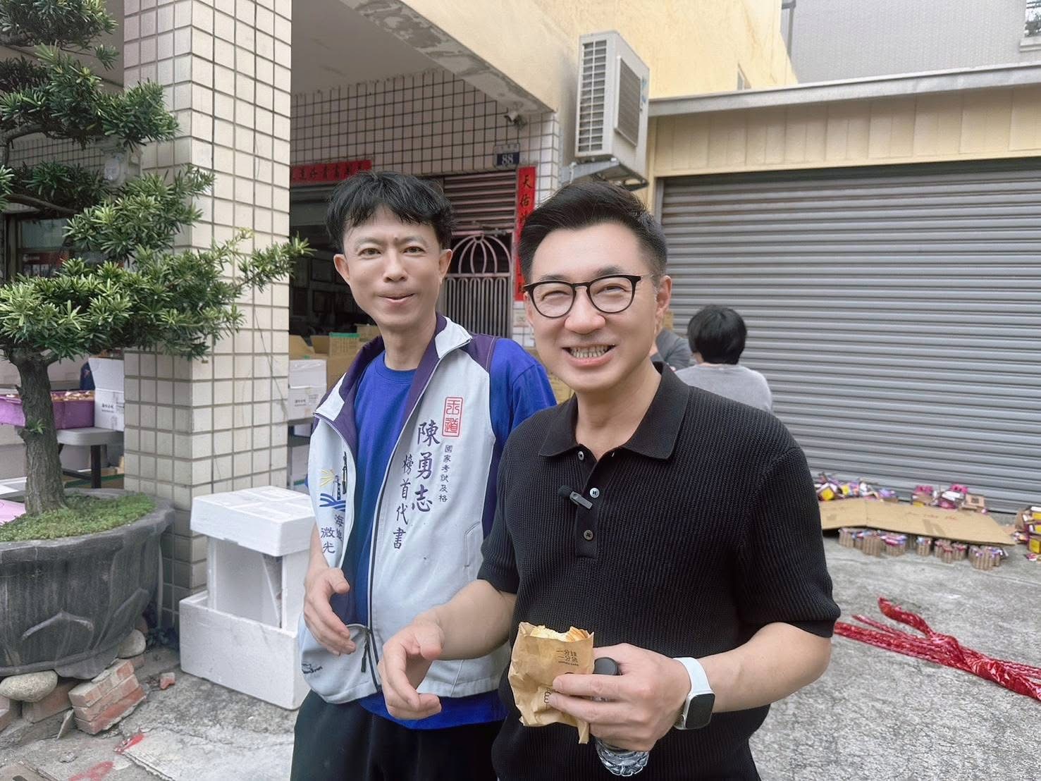 陳勇志與立法院副院長江啟臣，分享專業工作不只是處理文件，更是在複雜制度中協助民眾守住合法權益。（圖／王道地政士法律聯合事務所提供）