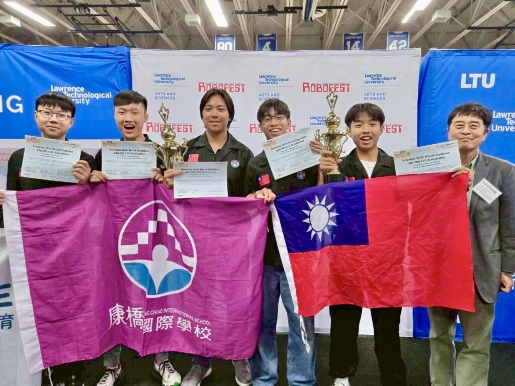 （右二起）隊長陳柏睿與主力隊員陳科翰、黃宣睿、楊大謙、蔡定勳，團隊合作奪下世界冠軍。（圖／主辦單位提供）