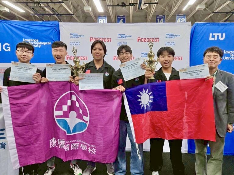 （右二起）隊長陳柏睿與主力隊員陳科翰、黃宣睿、楊大謙、蔡定勳，團隊合作奪下世界冠軍。（圖／主辦單位提供）