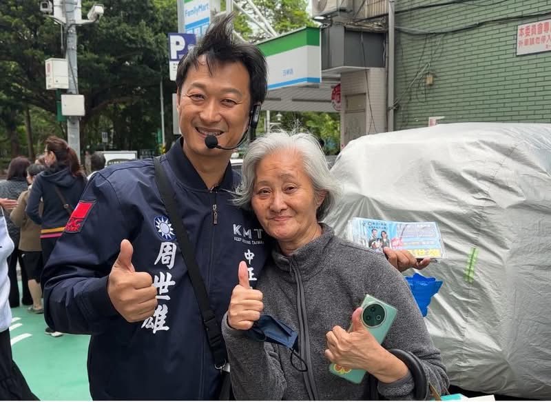 周世雄勤走基層拜票，與地方長輩親切互動，強調深耕萬華、中正多年，盼以在地服務經驗爭取鄉親支持。（圖/記者張家燁翻攝）