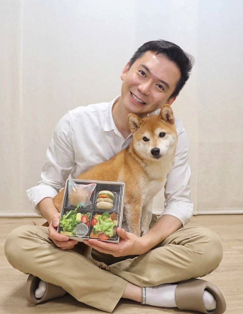竹北市長 鄭朝方 與毛孩一同展示限量推出的「人寵共食幸福餐盒」，邀請市民帶著寵物共享療癒野餐時光。（圖/記者張家燁翻攝）