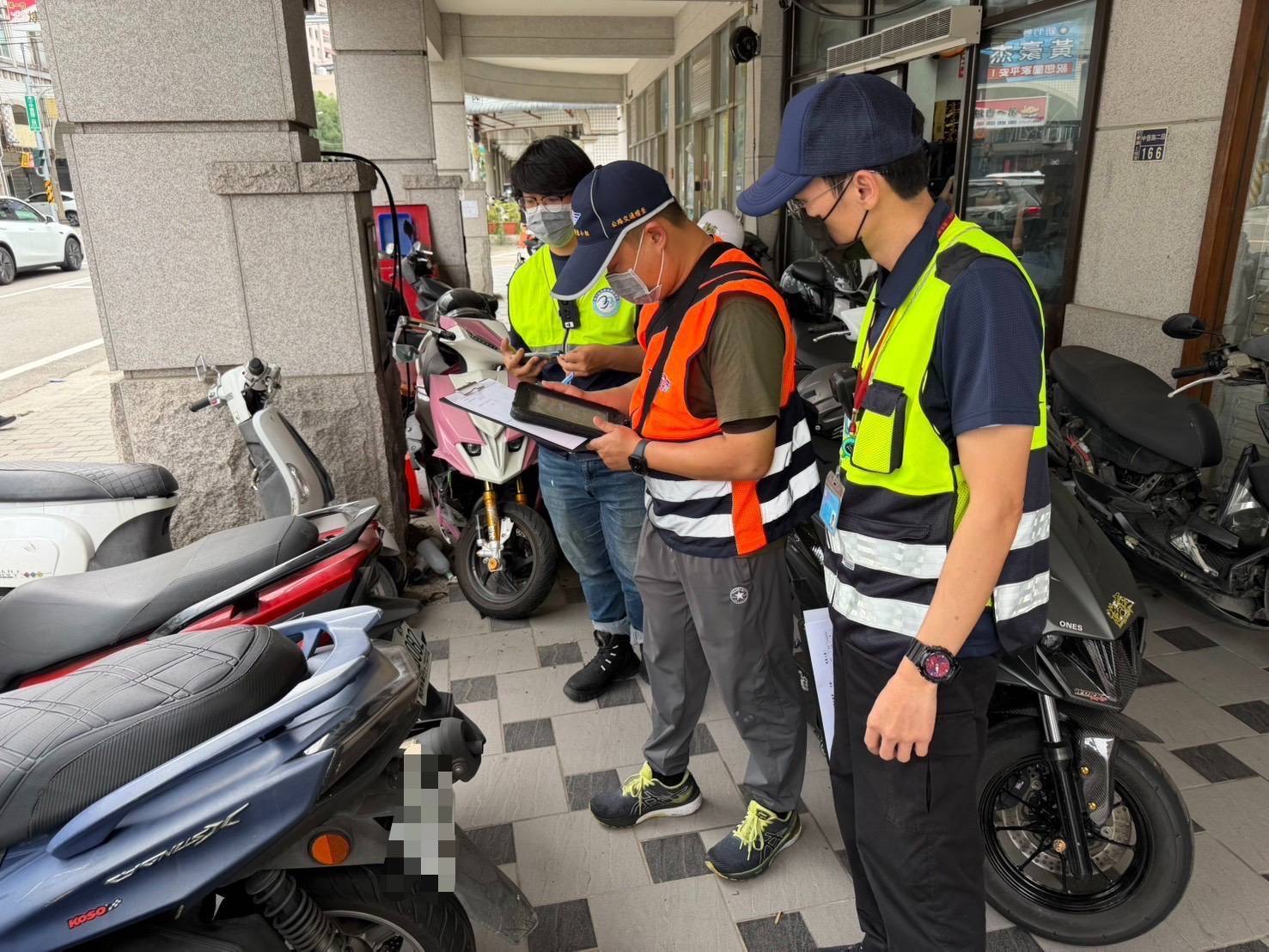  新竹縣警察局結合環保、消防及監理等單位，針對改裝車行實施第三方警政聯合稽查，強化源頭管理與法令宣導。（圖/記者張家燁翻攝）