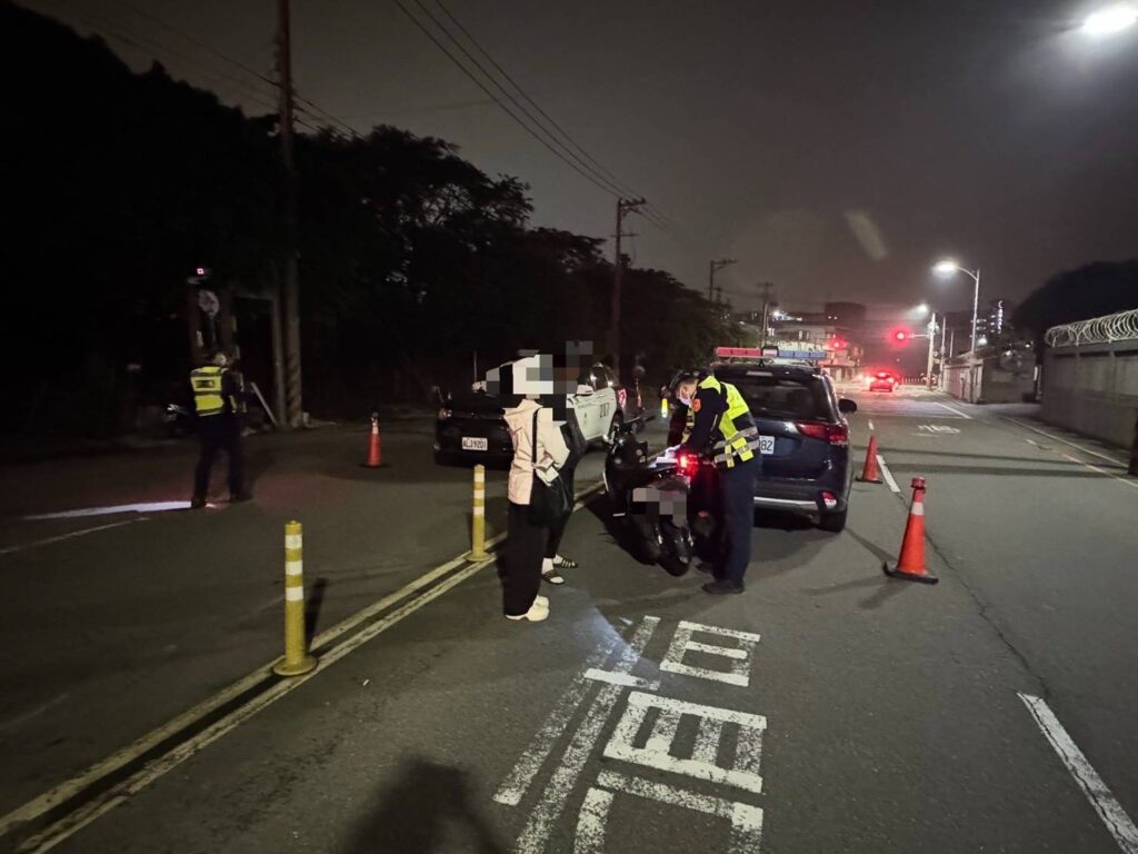 新竹縣警方夜間執行「防制危險駕車專案勤務」，針對易聚集、競速路段加強巡邏與攔查，防堵改裝噪音車擾民情事。（圖/記者張家燁翻攝）