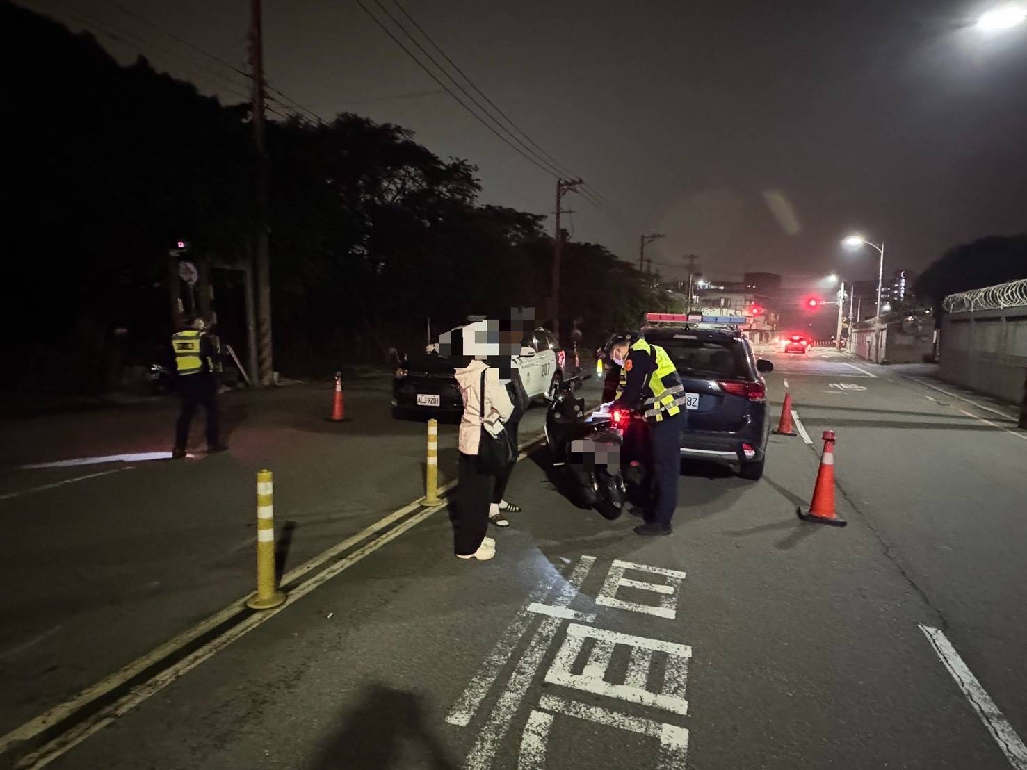  新竹縣警方夜間執行「防制危險駕車專案勤務」，針對易聚集、競速路段加強巡邏與攔查，防堵改裝噪音車擾民情事。（圖/記者張家燁翻攝）