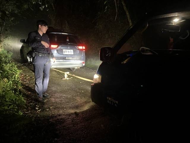 橫山分局員警深夜冒雨執行拖救任務，成功協助民眾脫離山區泥濘路段。（圖/記者張家燁翻攝）
