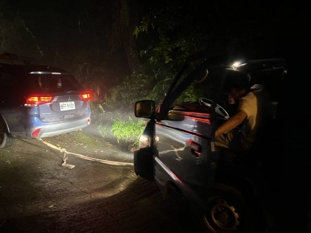  尖石分駐所員警利用巡邏車與拖車繩索，協助受困泥地車輛脫困返家。（圖/記者張家燁翻攝）