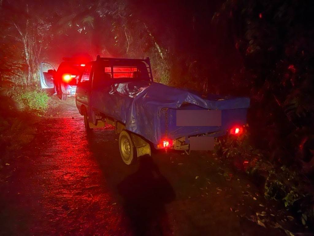  受困泥濘山區道路的自小貨車，在警方協助拖吊後順利脫困，讓受困駕駛得以平安返家。（圖/記者張家燁翻攝）