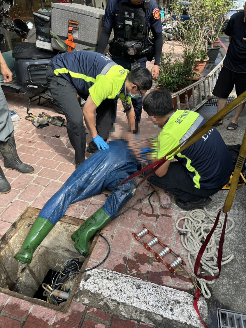 消防人員全副武裝進入化糞池密閉空間搶救受困工人，並在警消協力下成功將傷者救出送醫搶救。（圖／記者張家燁翻攝）