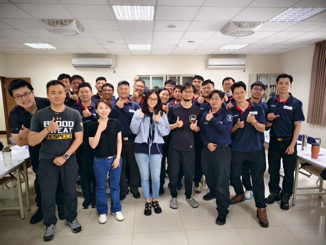 新竹縣消防局救護教官團隊與醫療指導醫師共同辦理救護品質交流及案例研討,透過經驗分享持續精進緊急救護量能。(圖/記者張家燁翻攝)