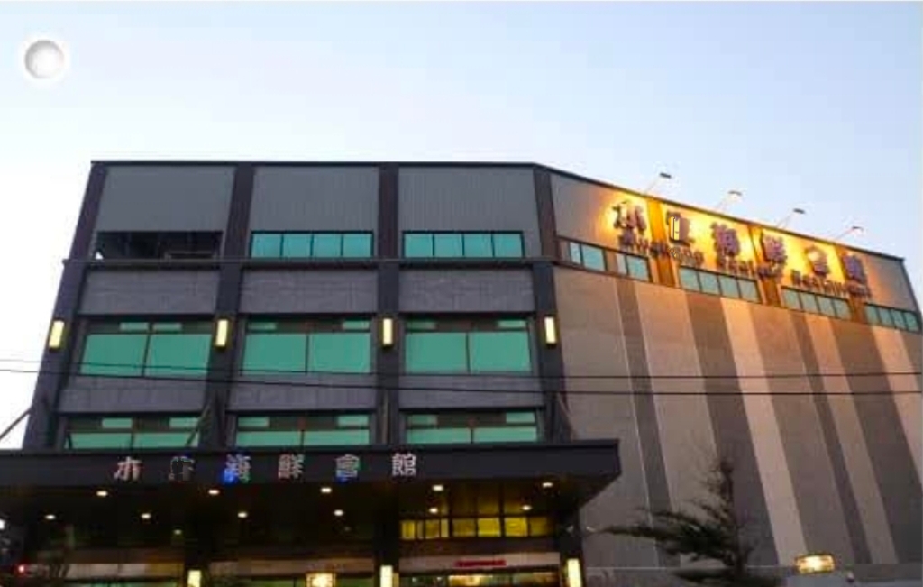 許女家族所經營的海鮮會館在彰化鹿港當地頗負盛名，時常登上媒體版面。（圖／翻攝自海鮮會館粉專）