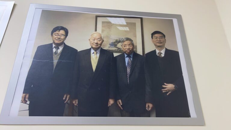 李偉裕(右一)為了取信準投資人,拿出與張忠謀(左二)的合照,並表示「張忠謀有拜託我事情」。(圖/民眾提供)