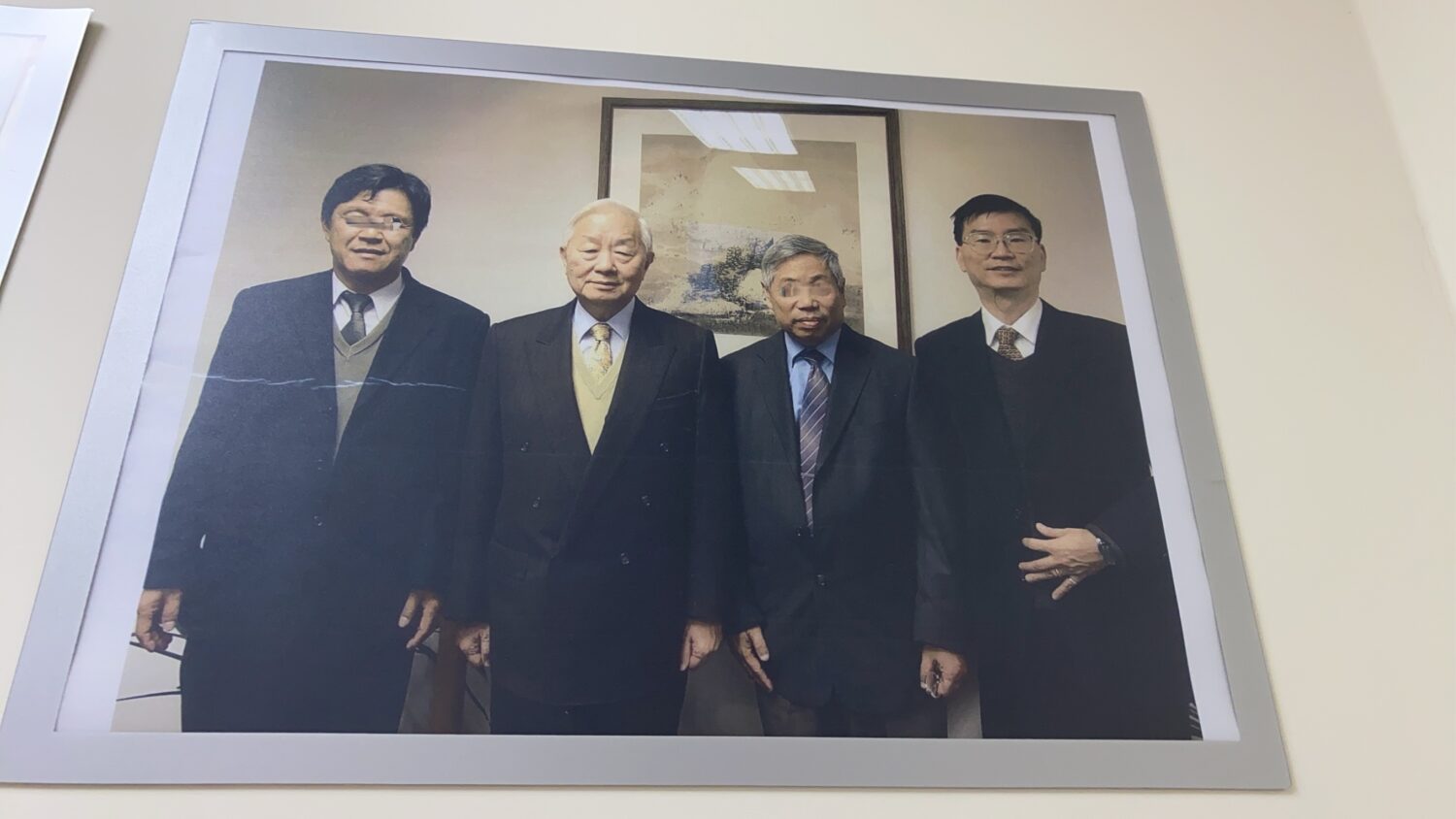 【獨家內幕】台大前副教授李偉裕未上市股票爭議延燒30年 投資人控「黃仁勳想要投資我們」話術吸金數億元! 李偉裕(右一)為了取信準投資人,拿出與張忠謀(左二)的合照,並表示「張忠謀有拜託我事情」。(圖/民眾提供)
