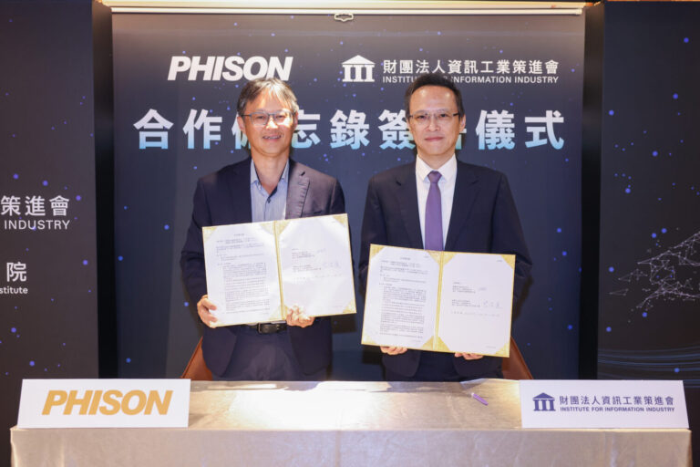 資策會與群聯電子簽署合作備忘錄（MOU），由群聯電子執行長潘健成（圖左）與資策會執行長范俊逸（圖右）代表簽署，未來將結合資策會產業推動能量與群聯電子技術優勢，推動Edge AI應用落地。(圖／資策會 提供)