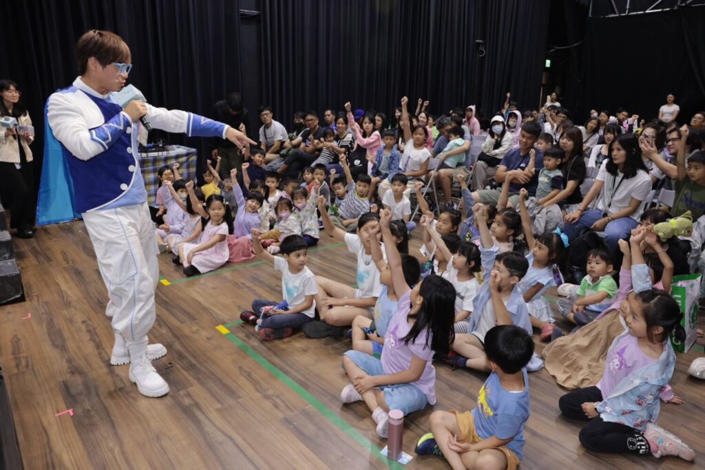 巡演從校園延伸至劇場空間，吸引親子共同參與，讓環境教育由學童擴散至家庭，逐步形塑跨世代的永續行動力。（圖 /新北市政府環保局提供）
