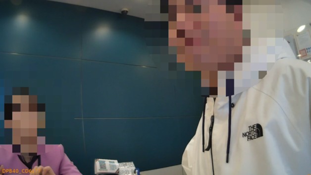 被害人向警方解釋提領鉅額現金之用途。(圖/記者薛秀蓮 翻攝)