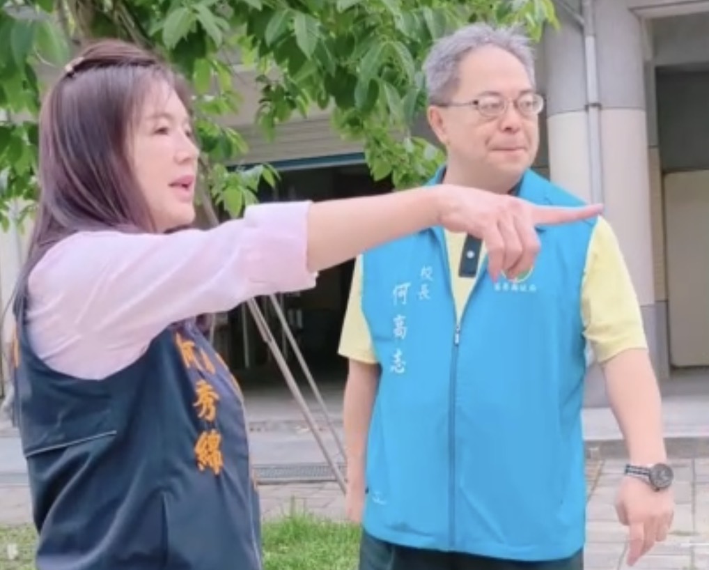 竹南鎮代會主席何秀綿（左）到苗栗縣立大同高中進行會勘。（圖／記者鄭元毓翻攝）