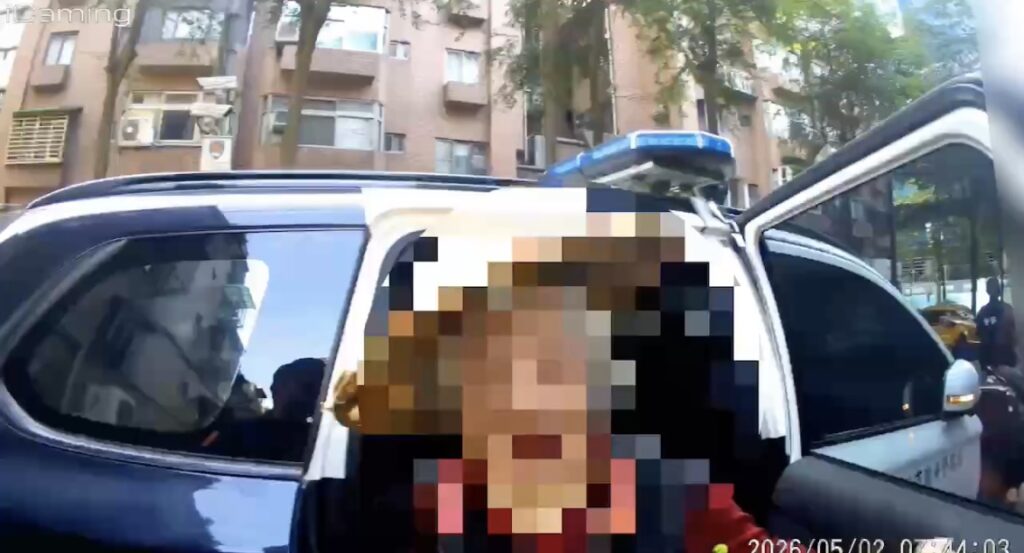 警方協助婦人返家。(圖／記者薛秀蓮 翻攝)