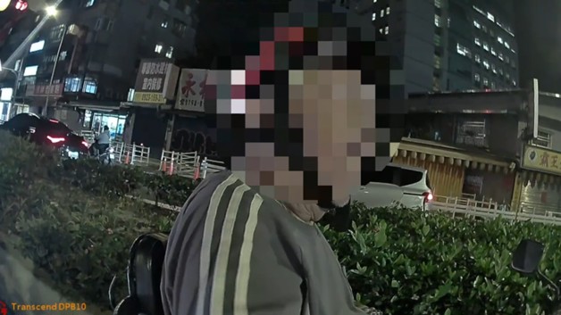 警方到場先將老翁引導下車。(圖/記者薛秀蓮 翻攝)