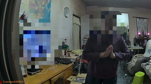 警方護送老翁返家,家屬表示感謝。(圖/記者薛秀蓮 翻攝)