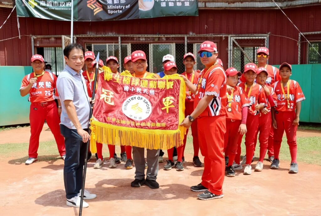 雲極建設開發助偏鄉圓夢 德芙蘭國小少棒隊奪全國冠軍 銀櫃集團雲極建設開發長期支持的德芙蘭國小少棒隊,全國棒球聯賽奪回全國總冠軍。(圖/德芙蘭國小提供)