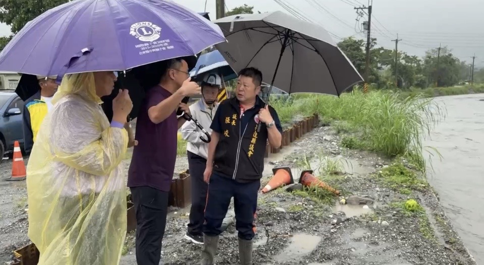張峻（右）冒雨趕到光復勘災。（圖／記者 趙靜姸翻攝）