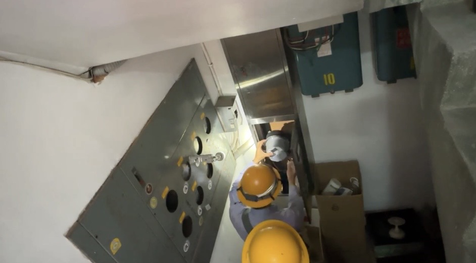 警方協同台電人員執行斷電。（圖／記者 趙靜姸翻攝）
