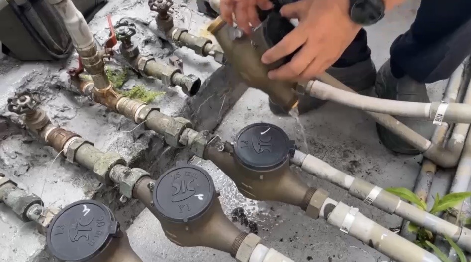 警方協同台水人員執行斷水。(圖/記者 趙靜姸翻攝)