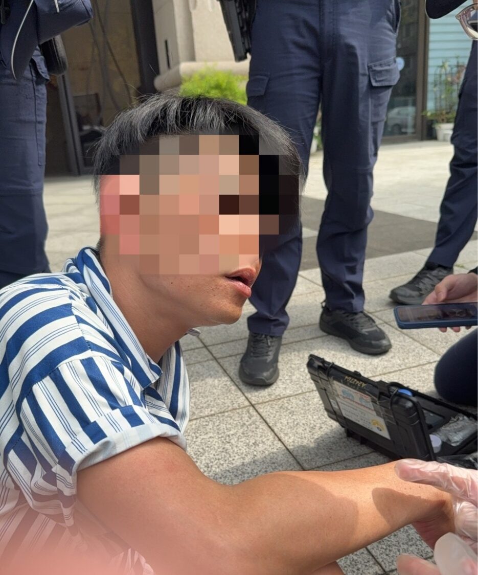李姓男子因不勝酒力，違規停車昏睡在車內。不料員警靠近後，發現副駕駛座就放著一把改造手槍，最終當場逮捕，查獲改造手槍、子彈及毒品彩虹煙等。此外，李姓男子酒測值達0.59mg/l、毒品測試反應為陽性，且調閱監視器確有駕駛行為，不過面對員警詢問，李姓男子表示對槍枝細節均不知情，全案依槍砲、毒品及酒駕送辦。（記者翻攝）