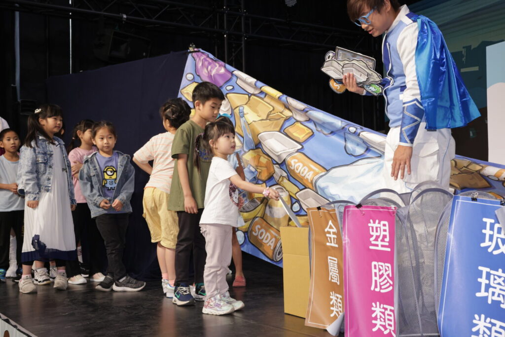 透過即時問答與情境引導，學童在互動中學習辨識可回收資源，讓原本抽象的分類概念，轉化為可立即實踐的生活行動。（圖 /新北市政府環保局提供）