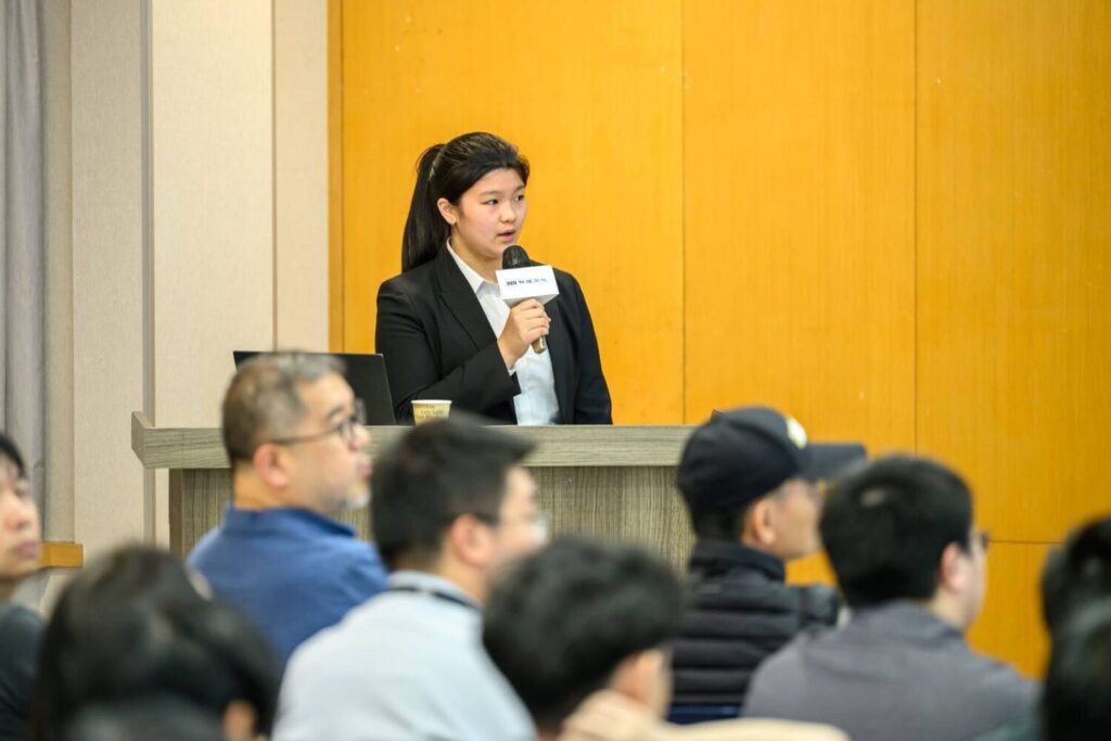 年僅15歲，VIS 九年級學生陳瑀彤擔任美國史都德曼將軍新書座談會雙語主持及即時翻譯任務，令現場與會人士驚艶。(圖／台北市VIS國際實驗高中 提供)