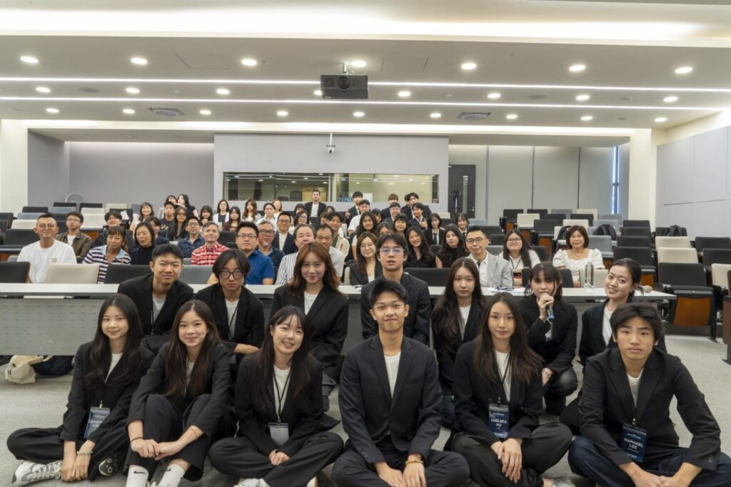 VIS國際實驗教育學生經常透過跨學科學習，將研究能力與公共議題意識結合，回應當代社會的複雜挑戰。圖為參加耶魯模擬聯合國大會的該校學員。(圖／台北市VIS國際實驗高中 提供)