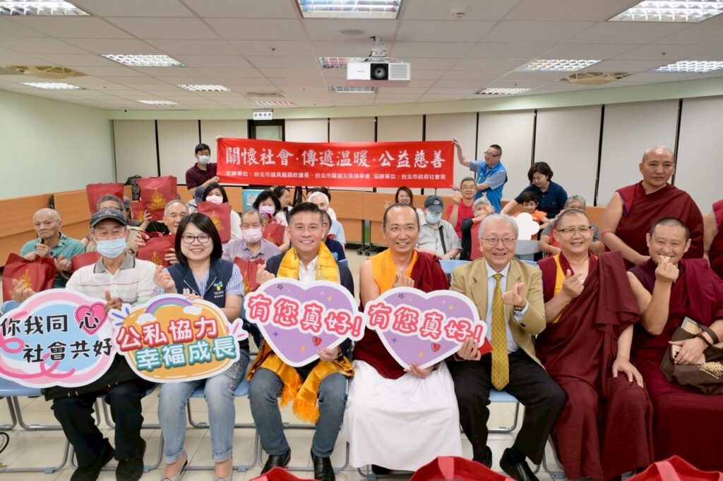 台北市議會議長戴錫欽與薩迦文殊佛學會、社會局攜手，在松山民生社區舉辦物資發放活動。（圖／戴錫欽粉專）
