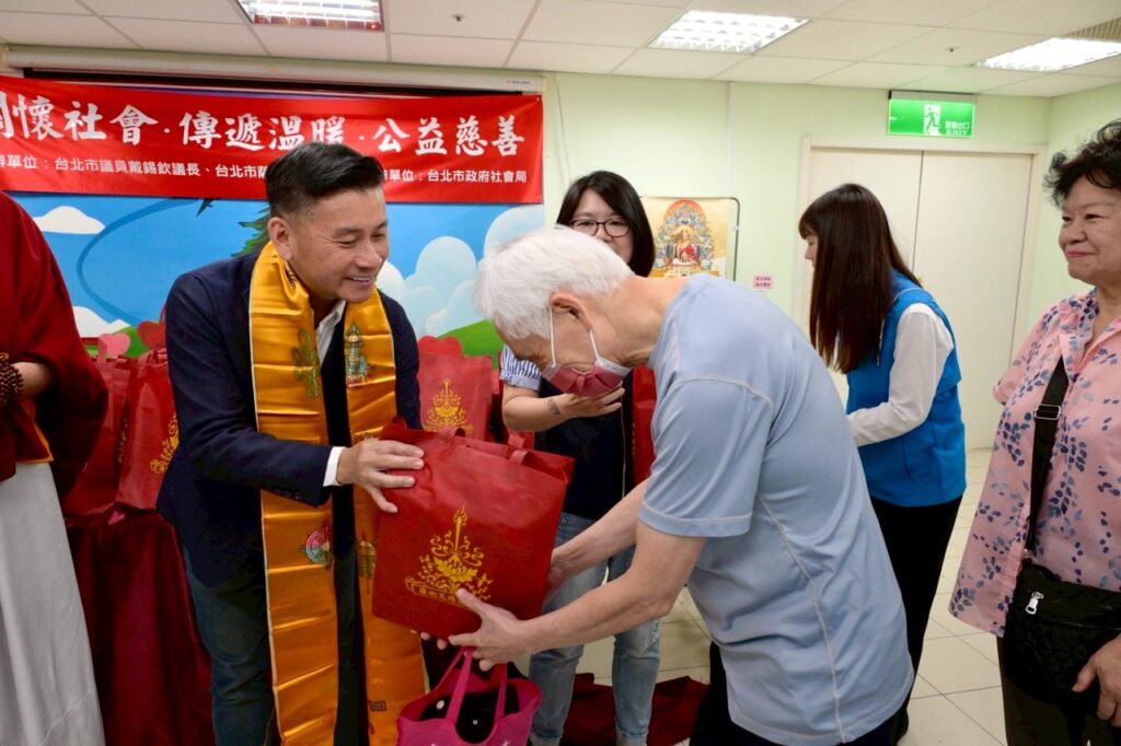 台北市議會議長戴錫欽與薩迦文殊佛學會、社會局攜手，在松山民生社區舉辦物資發放活動。（圖／戴錫欽粉專）